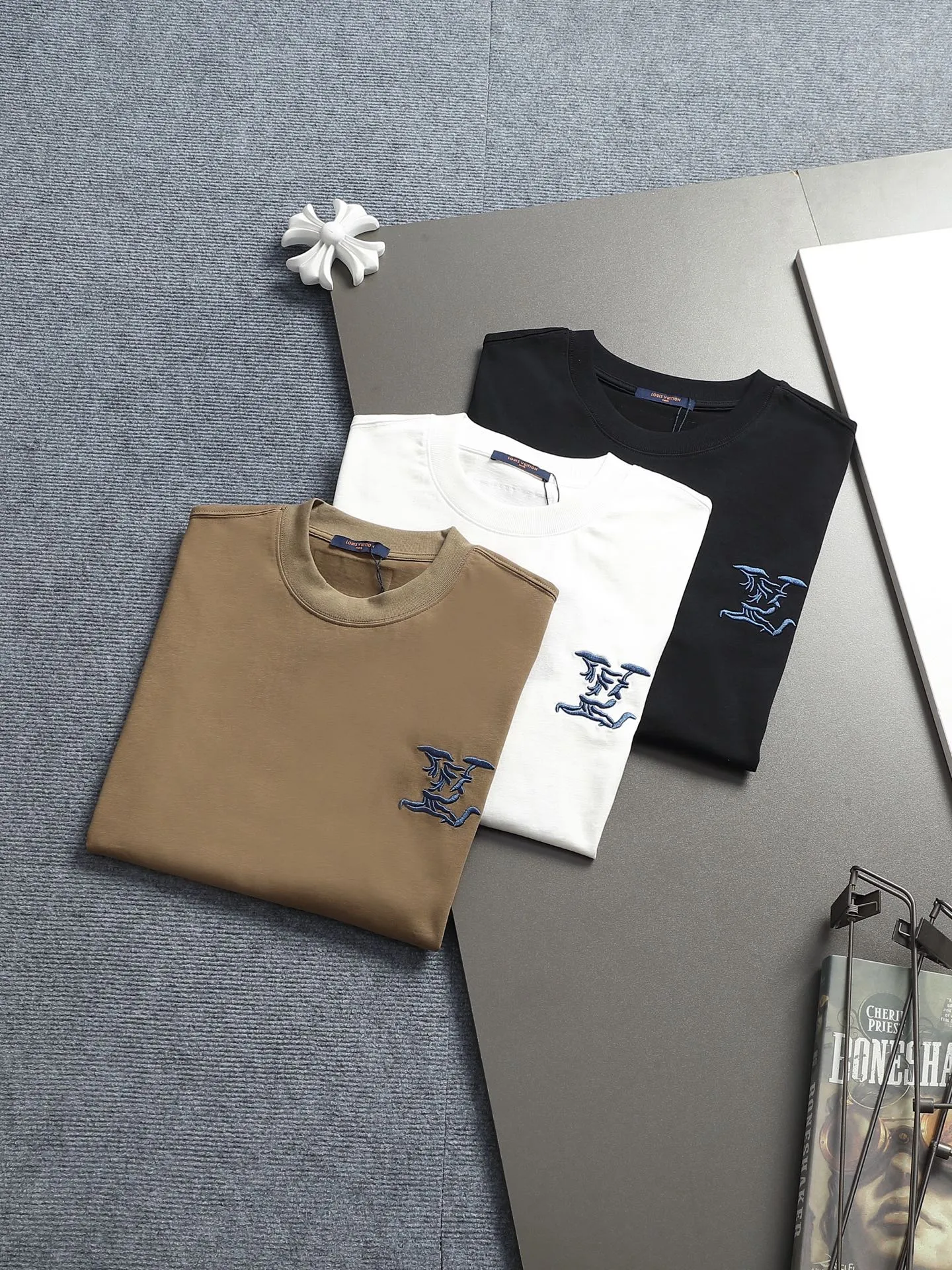 🅿️220 Louis Vuitton/Louis Vuitton High-end craftsmanship 1,000-needle embroidery. The large logo is exquisitely upgraded, inspired by the retro embroidery of the 1980s. Original fabric. Official same style. Short-sleeved T-shirt. Same vat dyed fabric. Very comfortable to the touch. The latest brick cabinet synchronization for spring and summer. Fashionable and personalized. Super versatile and good-looking. Very suitable for both men and women. A must-have for everyone. Hang tag. Collar label. Washed wheat. Complete with three labels. Color: black, white, khaki. Size: S M L XL |